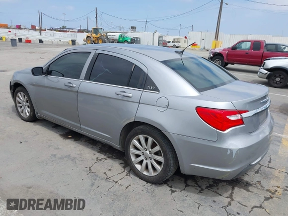 2013 Chrysler 200 Touring z VIN 1C3CCBBB5DN672082, wystawiony jako IAAI lot #42352481 z przebiegiem 170 311 mil mil oraz . Historia ofert i sprzedaży dostępna na DreamBid. Obrazek 3.
