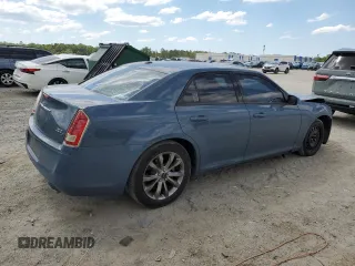 2014 Chrysler 300 S z VIN 2C3CCABG9EH276480, wystawiony jako Copart lot #55937975 z przebiegiem 98 129 mil mil oraz Czysty tytuł • Clean title. Historia ofert i sprzedaży dostępna na DreamBid. Obrazek 3.