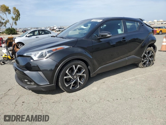 2018 Toyota C-HR XLE z VIN NMTKHMBXXJR024077, wystawiony jako Copart lot #53398025 z przebiegiem 97 079 mil mil oraz Szkoda całkowita • Salvage title. Historia ofert i sprzedaży dostępna na DreamBid. Obrazek 1.
