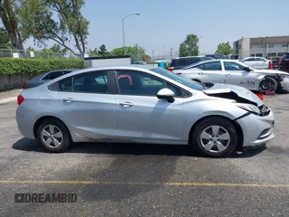 2017 Chevrolet Cruze LS z VIN 1G1BC5SM6H7121852, wystawiony jako IAAI lot #42354416 z przebiegiem 186 246 mil mil oraz . Historia ofert i sprzedaży dostępna na DreamBid. Obrazek 13.