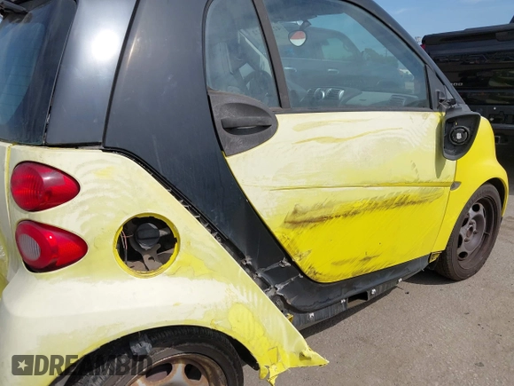 2010 Smart fortwo Pure z VIN WMEEJ3BA2AK365443, wystawiony jako IAAI lot #42293722 z przebiegiem 88 076 mil mil oraz . Historia ofert i sprzedaży dostępna na DreamBid. Obrazek 6.