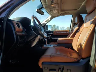 2017 Toyota Tundra Platinum z VIN 5TFAY5F17HX585415, wystawiony jako Copart lot #83656314 z przebiegiem 66 684 mil mil oraz Szkoda całkowita • Salvage title. Historia ofert i sprzedaży dostępna na DreamBid. Obrazek 7.
