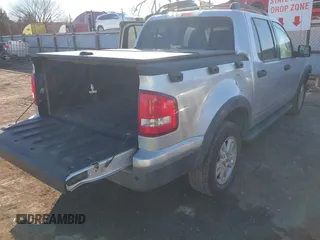 2010 Ford Explorer Sport Trac XLT z VIN 1FMEU3BE6AUF01646, wystawiony jako IAAI lot #41646440 z przebiegiem 58 473 mil mil oraz . Historia ofert i sprzedaży dostępna na DreamBid. Obrazek 4.