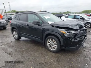 2022 Toyota Corolla Cross LE z VIN 7MUCAABG8NV004527, wystawiony jako IAAI lot #42259519 z przebiegiem 15 211 mil mil oraz . Historia ofert i sprzedaży dostępna na DreamBid. Obrazek 1.