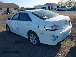 2011 Toyota Camry LE z VIN 4T1BF3EK9BU623949, wystawiony jako IAAI lot #42141513 z przebiegiem Nie podano mil oraz . Historia ofert i sprzedaży dostępna na DreamBid. Obrazek 3.