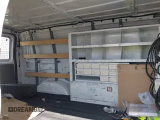 2014 Ford Econoline Cargo Commercial z VIN 1FTNE2EW6EDA19961, wystawiony jako IAAI lot #42370572 z przebiegiem 107 320 mil mil oraz . Historia ofert i sprzedaży dostępna na DreamBid. Obrazek 8.