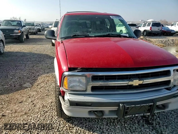 1995 Chevrolet Blazer z VIN 1GNDT13W4S2243226, wystawiony jako Copart lot #81429904 z przebiegiem 1 757 497 mil mil oraz Szkoda całkowita • Salvage title. Historia ofert i sprzedaży dostępna na DreamBid. Obrazek 10.