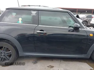 2012 MINI Hardtop z VIN WMWSU3C56CT369757, wystawiony jako IAAI lot #42194643 z przebiegiem 82 906 mil mil oraz . Historia ofert i sprzedaży dostępna na DreamBid. Obrazek 13.
