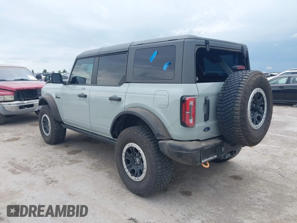 2022 Ford Bronco z VIN 1FMEE5DP3NLB31811, wystawiony jako IAAI lot #42303650 z przebiegiem 43 636 mil mil oraz . Historia ofert i sprzedaży dostępna na DreamBid. Obrazek 3.