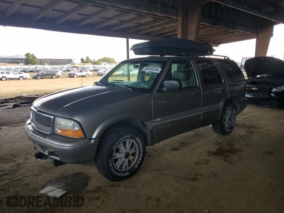 2000 GMC Jimmy SLE Convenience z VIN 1GKDT13W7Y2384460, wystawiony jako Copart lot #85545254 z przebiegiem 165 787 mil mil oraz Czysty tytuł • Clean title. Historia ofert i sprzedaży dostępna na DreamBid. Obrazek 1.