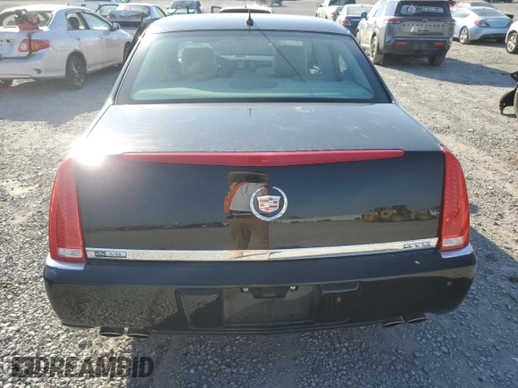2008 Cadillac DTS 1SA z VIN 1G6KD57Y48U106139, wystawiony jako Copart lot #49046545 z przebiegiem 53 550 mil mil oraz Szkody całkowita. Historia ofert i sprzedaży dostępna na DreamBid. Obrazek 6.