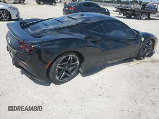 2021 Ferrari F8 z VIN ZFF92LLA8M0268230, wystawiony jako Copart lot #50326925 z przebiegiem 18 802 mil mil oraz Szkoda całkowita • Salvage title. Historia ofert i sprzedaży dostępna na DreamBid. Obrazek 3.