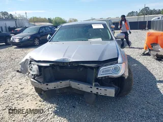 2015 Chrysler 300 Limited z VIN 2C3CCAAG2FH786866, wystawiony jako IAAI lot #41910140 z przebiegiem 183 770 mil mil oraz . Historia ofert i sprzedaży dostępna na DreamBid. Obrazek 13.
