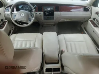 2004 Lincoln Town Car Signature z VIN 1LNHM81W24Y607951, wystawiony jako Copart lot #57070295 z przebiegiem 130 794 mil mil oraz Szkoda całkowita • Salvage title. Historia ofert i sprzedaży dostępna na DreamBid. Obrazek 8.
