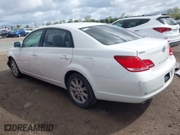 2005 Toyota Avalon XL z VIN 4T1BK36B35U023068, wystawiony jako IAAI lot #41920638 z przebiegiem 196 001 mil mil oraz . Historia ofert i sprzedaży dostępna na DreamBid. Obrazek 3.