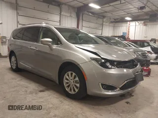 2018 Chrysler Pacifica Touring L with VIN 2C4RC1BG3JR330401, listed as a IAAI auction lot 41250303 with 86,975 mi miles and . Bid and sale history available at DreamBid. Image 1.