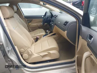 2006 Volkswagen Jetta 2.5L z VIN 3VWSF71K76M750076, wystawiony jako IAAI lot #42769137 z przebiegiem 99 114 mil mil oraz . Historia ofert i sprzedaży dostępna na DreamBid. Obrazek 5.