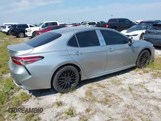 2018 Toyota Camry LE z VIN 4T1B11HK8JU155953, wystawiony jako IAAI lot #40609365 z przebiegiem 53 296 mil mil oraz . Historia ofert i sprzedaży dostępna na DreamBid. Obrazek 4.