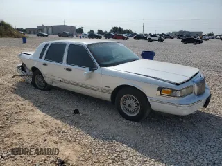 1997 Lincoln Town Car Signature z VIN 1LNLM82W9VY681894, wystawiony jako Copart lot #71467034 z przebiegiem 129 142 mil mil oraz Szkody całkowita. Historia ofert i sprzedaży dostępna na DreamBid. Obrazek 4.