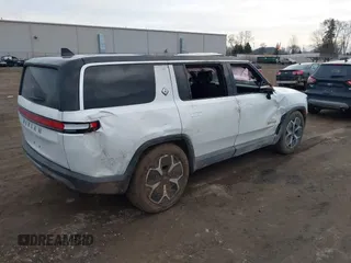 2024 Rivian R1S Adventure z VIN 7PDSGABA4RN039358, wystawiony jako IAAI lot #41824503 z przebiegiem 15 656 mil mil oraz . Historia ofert i sprzedaży dostępna na DreamBid. Obrazek 4.