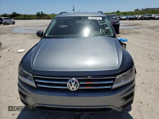 2020 Volkswagen Tiguan SE z VIN 3VV3B7AX9LM083040, wystawiony jako Copart lot #49855254 z przebiegiem 76 171 mil mil oraz Nie do naprawy • Non repairable. Historia ofert i sprzedaży dostępna na DreamBid. Obrazek 5.