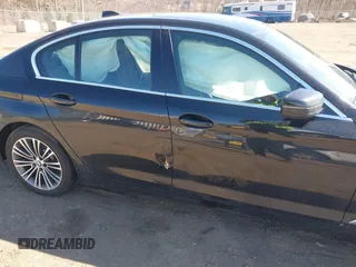 2019 BMW 5 Series 530i xDrive z VIN WBAJA7C57KWW27356, wystawiony jako IAAI lot #41711504 z przebiegiem 183 294 mil mil oraz . Historia ofert i sprzedaży dostępna na DreamBid. Obrazek 6.