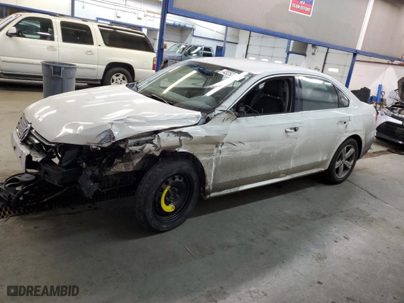 2014 Volkswagen Passat SE with VIN 1VWBP7A38EC012695, listed as a Copart auction lot 43252515 with 129,415 mi miles and Salvage Title. Bid and sale history available at carsss.com. Image 1.
