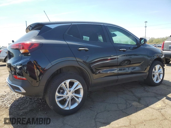 2023 Buick Encore GX Preferred z VIN KL4MMCSL1PB149704, wystawiony jako Copart lot #55058575 z przebiegiem 22 869 mil mil oraz Czysty tytuł • Clean title. Historia ofert i sprzedaży dostępna na DreamBid. Obrazek 3.