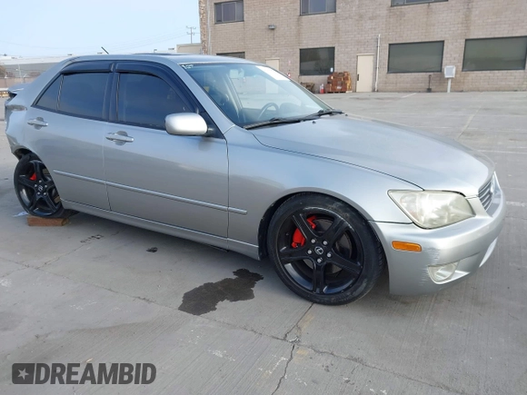 2001 Lexus IS 300 with VIN JTHBD182610018639, listed as a IAAI auction lot 41355976 with 116,575 mi miles. Bid and sale history available at carsss.com. Image 1.