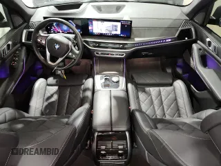 2024 BMW X5 xDrive40i z VIN 5UX23EU09R9V62123, wystawiony jako Copart lot #58241675 z przebiegiem 46 253 mil mil oraz Tytuł czysty. Historia ofert i sprzedaży dostępna na DreamBid. Obrazek 8.