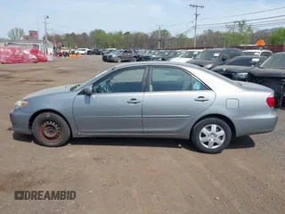 2006 Toyota Camry STD z VIN JTDBE32K063060782, wystawiony jako IAAI lot #42105775 z przebiegiem 304 961 mil mil oraz . Historia ofert i sprzedaży dostępna na DreamBid. Obrazek 14.