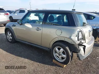 2010 MINI Hardtop z VIN WMWMF3C56ATZ65113, wystawiony jako IAAI lot #40968121 z przebiegiem 124 066 mil mil oraz . Historia ofert i sprzedaży dostępna na DreamBid. Obrazek 3.