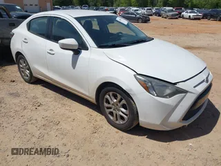 2017 Toyota Yaris z VIN 3MYDLBYV9HY183860, wystawiony jako IAAI lot #42060165 z przebiegiem 191 321 mil mil oraz . Historia ofert i sprzedaży dostępna na DreamBid. Obrazek 1.