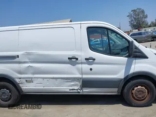 2018 Ford Transit z VIN 1FTYE1YM3JKA17396, wystawiony jako IAAI lot #42575062 z przebiegiem 68 063 mil mil oraz . Historia ofert i sprzedaży dostępna na DreamBid. Obrazek 13.