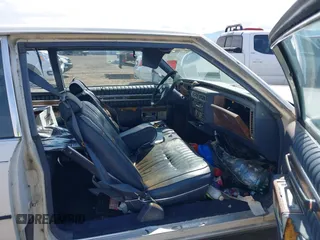 1984 Cadillac DeVille z VIN 1G6AM4784E9070781, wystawiony jako IAAI lot #42322274 z przebiegiem 126 933 mil mil oraz . Historia ofert i sprzedaży dostępna na DreamBid. Obrazek 5.