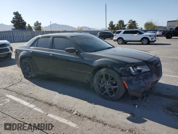 2021 Chrysler 300 S z VIN 2C3CCABG6MH554329, wystawiony jako Copart lot #52045545 z przebiegiem 77 377 mil mil oraz Szkoda całkowita • Salvage title. Historia ofert i sprzedaży dostępna na DreamBid. Obrazek 4.