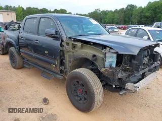 2020 Toyota Tacoma SR5 z VIN 3TMCZ5AN8LM297983, wystawiony jako IAAI lot #42295407 z przebiegiem 106 417 mil mil oraz . Historia ofert i sprzedaży dostępna na DreamBid. Obrazek 1.
