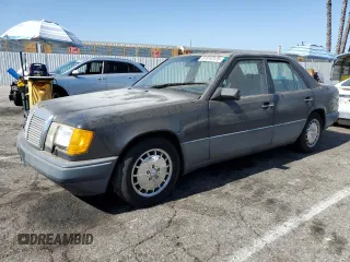 1992 Mercedes-Benz 300 E z VIN WDBEA30D2NB596584, wystawiony jako Copart lot #61810125 z przebiegiem 134 906 mil mil oraz Czysty tytuł • Clean title. Historia ofert i sprzedaży dostępna na DreamBid. Obrazek 1.