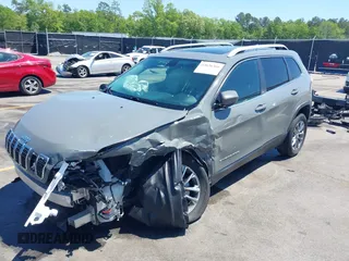 2020 Jeep Cherokee Latitude Plus z VIN 1C4PJLLB8LD648936, wystawiony jako IAAI lot #42026366 z przebiegiem 82 387 mil mil oraz . Historia ofert i sprzedaży dostępna na DreamBid. Obrazek 2.