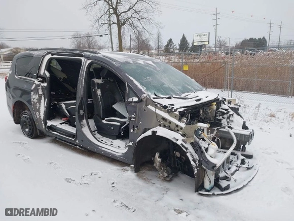 2018 Chrysler Pacifica Limited with VIN 2C4RC1GG8JR351124, listed as a IAAI auction lot 41398544 with 0 mi miles. Bid and sale history available at carsss.com. Image 1.