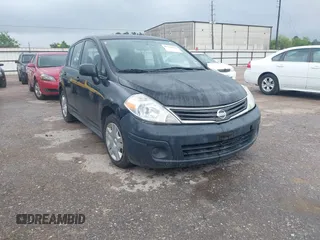 2010 Nissan Versa S z VIN 3N1BC1CP8AL444829, wystawiony jako IAAI lot #42208814 z przebiegiem 113 149 mil mil oraz . Historia ofert i sprzedaży dostępna na DreamBid. Obrazek 1.