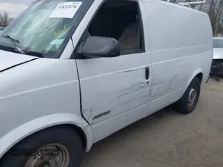 1999 Chevrolet Astro Cargo Van with VIN 1GCDM19W2XB168918, listed as a IAAI auction lot 41832476 with 262,495 mi miles. Bid and sale history available at carsss.com. Image 6.