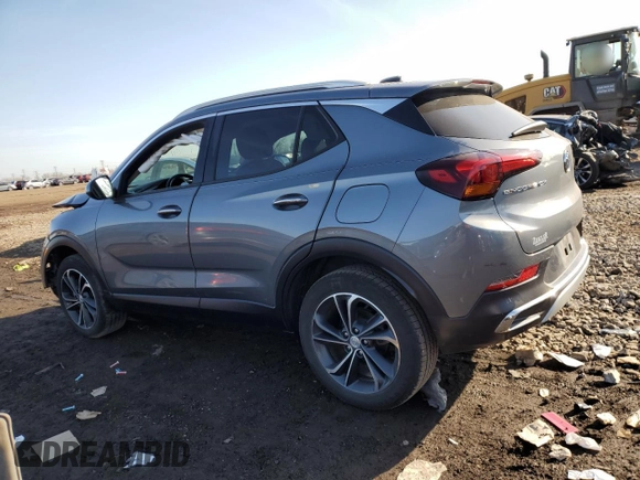 2020 Buick Encore GX Essence с VIN KL4MMFSL8LB120101, выставлен на аукционе Copart как лот 48855995 с пробегом 56 913 миль миль и Списание • Salvage title. История ставок и продаж доступна на DreamBid. Изображение 2.