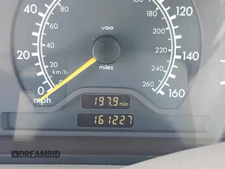 2000 Mercedes-Benz C 230/260/280/320 z VIN WDBHA29G1YA802945, wystawiony jako IAAI lot #42524661 z przebiegiem 161 227 mil mil oraz . Historia ofert i sprzedaży dostępna na DreamBid. Obrazek 7.