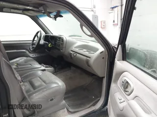1996 GMC Suburban with VIN 1GKFK16R1TJ729577, listed as a IAAI auction lot 41274262 with 283,187 mi miles. Bid and sale history available at carsss.com. Image 5.