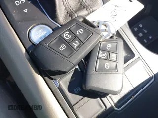 2019 Volkswagen Atlas SE z VIN 1V2WR2CA3KC503490, wystawiony jako IAAI lot #42168340 z przebiegiem 70 868 mil mil oraz . Historia ofert i sprzedaży dostępna na DreamBid. Obrazek 11.