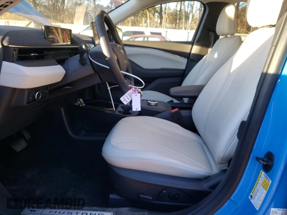 2023 Ford Mustang Mach-E Premium с VIN 3FMTK3SUXPMA56796, выставлен на аукционе Copart как лот 83476884 с пробегом 9 941 миль миль и Списание • Salvage title. История ставок и продаж доступна на DreamBid. Изображение 7.