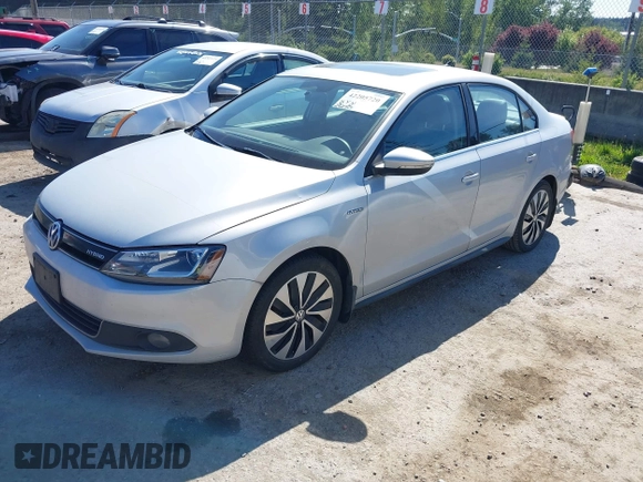2013 Volkswagen Jetta Hybrid SE z VIN 3VW637AJ1DM303788, wystawiony jako IAAI lot #42205720 z przebiegiem 242 957 mil mil oraz . Historia ofert i sprzedaży dostępna na DreamBid. Obrazek 2.