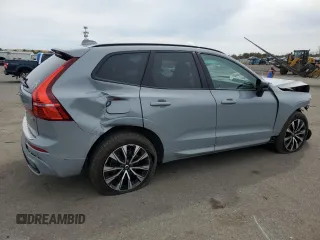 2024 Volvo XC60 Plus Dark Theme z VIN YV4L12RL3R1710498, wystawiony jako Copart lot #51565325 z przebiegiem 18 939 mil mil oraz Szkoda całkowita • Salvage title. Historia ofert i sprzedaży dostępna na DreamBid. Obrazek 3.
