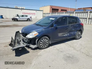 2007 Nissan Versa S z VIN 3N1BC13EX7L390375, wystawiony jako Copart lot #54519925 z przebiegiem 135 998 mil mil oraz Szkoda całkowita • Salvage title. Historia ofert i sprzedaży dostępna na DreamBid. Obrazek 1.